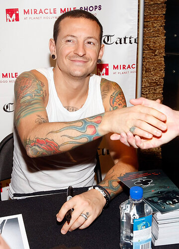 Chester Bennington Opens Club Tattoo Inside pTTwtGw4_lnx